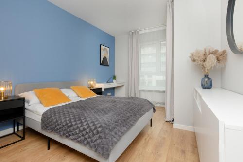 a bedroom with a bed and a desk and a window at Modern Apartment with Balcony Mokotów Business Centre by Renters in Warsaw