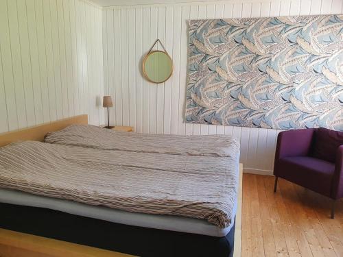 ein Schlafzimmer mit einem Bett und einem Wandgemälde in der Unterkunft Ytterfalle 169 in Härnösand