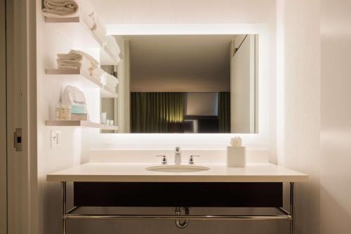 Hampton Inn & Suites Washington, D.C. - Navy Yard Image