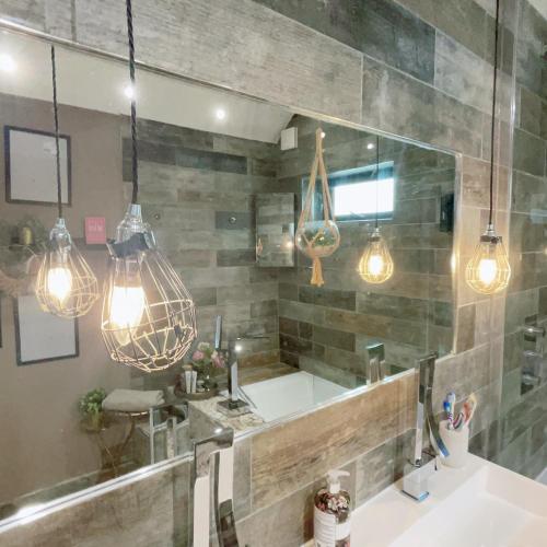 Bilik mandi di Unique and Artsy Holiday Shared Home