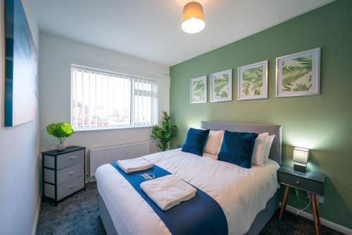 Un dormitorio con una cama grande y una ventana en Tranmere House Workstays UK Best Rates Direct, en Middlesbrough