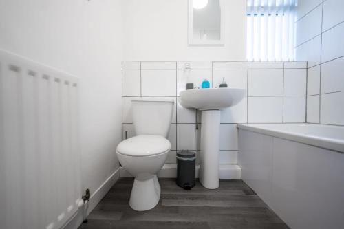 Koupelna v ubytování Tranmere House Workstays UK Best Rates Direct