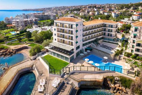 Pohľad z vtáčej perspektívy na ubytovanie Ramada by Wyndham , Athens Club Attica Riviera