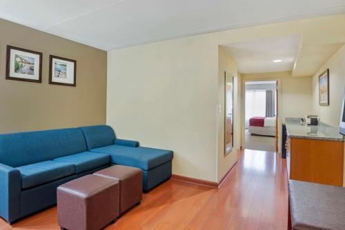 Ein Sitzbereich in der Unterkunft Comfort Suites At Virginia Center Commons