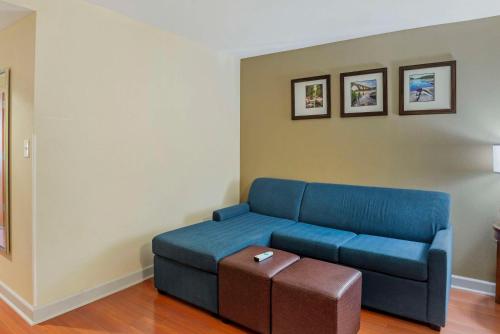 Ein Sitzbereich in der Unterkunft Comfort Suites At Virginia Center Commons