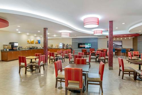A restaurant or other place to eat at Comfort Suites At Virginia Center Commons