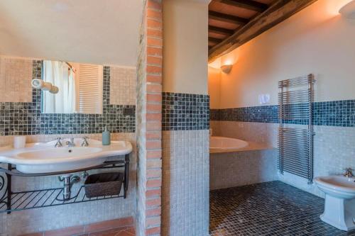 uma casa de banho com um lavatório, um WC e uma banheira em Villa Petroia 8 em Gubbio