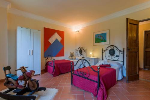 1 dormitorio con 2 camas y cuadros en las paredes en Villa Petroia 8, en Gubbio