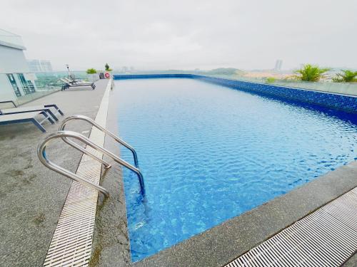 - une piscine avec banc à côté d'un bâtiment dans l'établissement Legoland 2RB HappyBunny Max8px, à Nusajaya