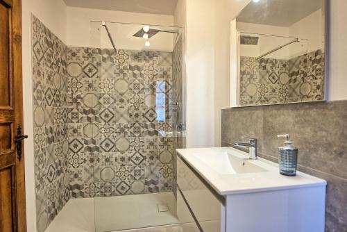 uma casa de banho com um lavatório e um chuveiro em Casavecchia by PosarelliVillas em Pieve a Presciano