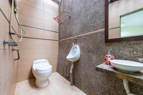 La salle de bains est pourvue de toilettes et d'un lavabo. dans l'établissement Bentong Nature Orchard Homestay, à Bentong