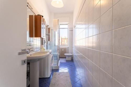 łazienka z umywalką i toaletą w obiekcie Garibaldi Two Bedrooms w Mediolanie