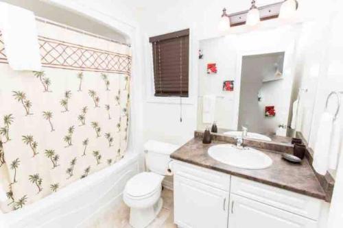 La salle de bains est pourvue d'un lavabo, de toilettes et d'une baignoire. dans l'établissement Beautiful Fallsview Home, à Niagara Falls