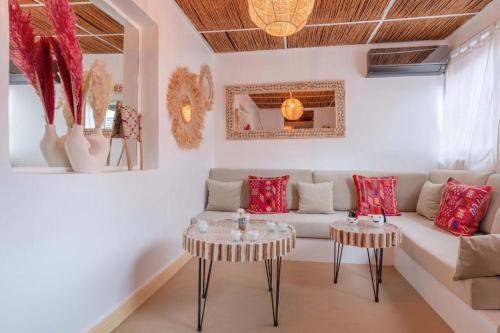 un soggiorno con divano e 2 tavoli di Rooftop centre ville jacuzzi a Marrakech