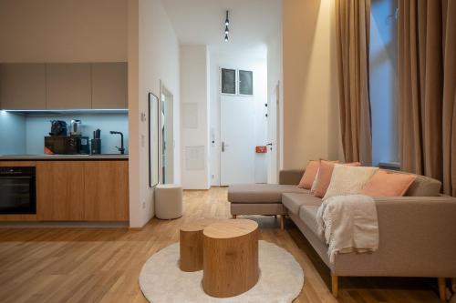 een woonkamer met een bank en een tafel bij 2-rooms spacious apartment in a vibrant cozy area in Wenen