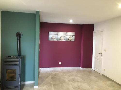 an empty room with purple and purple walls at La Casa Kemtio in Nollevaux
