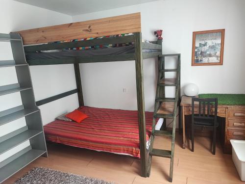 - une chambre avec un lit superposé avec une échelle et un bureau dans l'établissement La Fauconnerie, à Bourgneuf-en-Retz