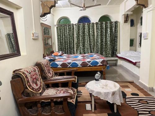 a room with a bed and a table and chairs at Fort View Paying Guest House in Būndi