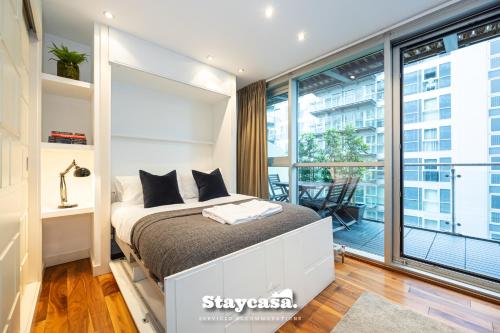 Ένα ή περισσότερα κρεβάτια σε δωμάτιο στο Sunset Haven Studio With Balcony And Free Parking