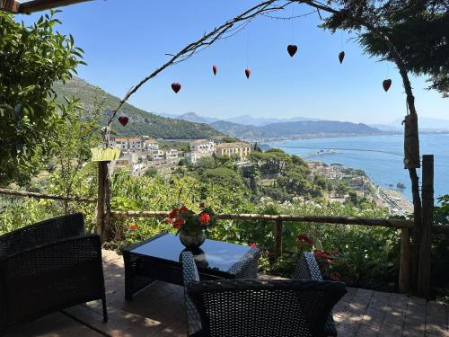 stół i krzesła z widokiem na ocean w obiekcie Il Melograno in Costa d'Amalfi - romantic experience w mieście Vietri sul Mare