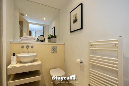Ένα μπάνιο στο Sunset Haven Studio With Balcony And Free Parking