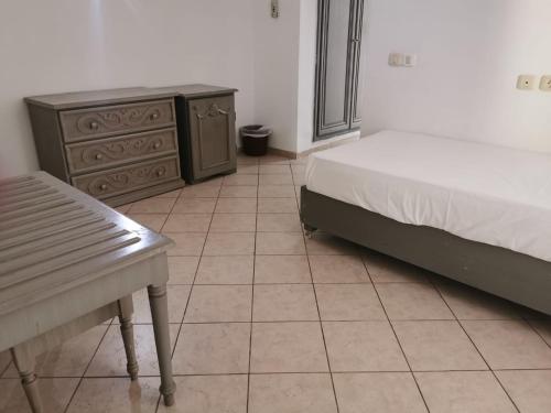 1 dormitorio con cama y tocador de madera en Hotel Diar Yassine en Midoun