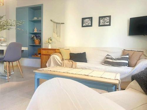 sala de estar con sofá y mesa en Ammoudara Apartment's, en Kalymnos
