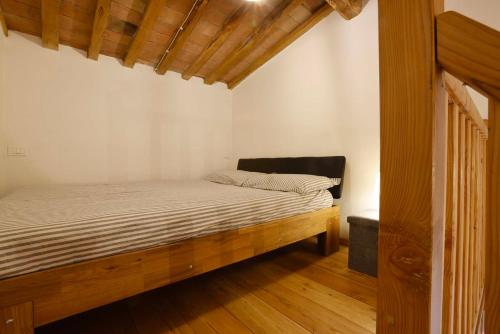 a bedroom with a bed in a room with wooden floors at Agriturismo Casale le Crete in Acquapendente