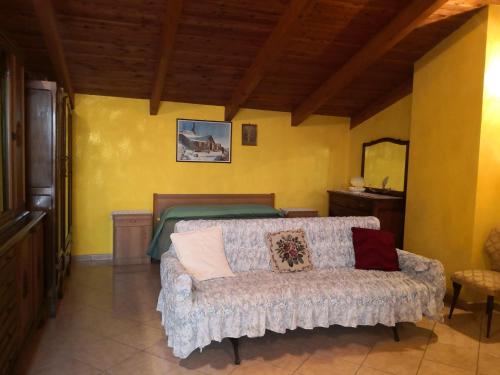 1 dormitorio con 1 cama y 1 sofá en una habitación en Appartamenti Rio Geandola, 