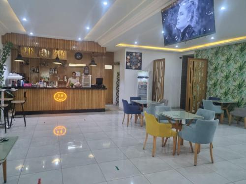 Un restaurante u otro lugar para comer en Hotel Diar Yassine