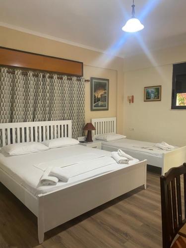 una camera da letto con due letti in una stanza di CityCenter Studios a Sarandë