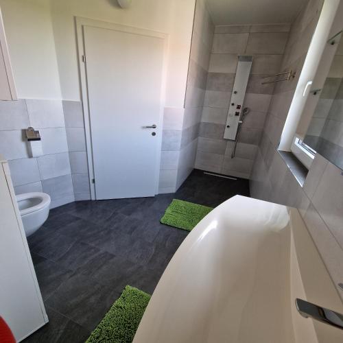 ein Badezimmer mit einer weißen Badewanne und einem WC in der Unterkunft Ferienwohnung Ruß in Bad Radkersburg