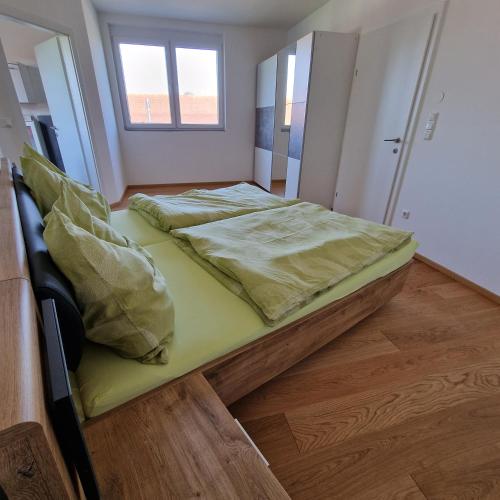 1 dormitorio con 2 camas en el suelo en Ferienwohnung Ruß, en Bad Radkersburg