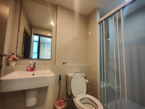Ένα μπάνιο στο The base Pattaya condo TH
