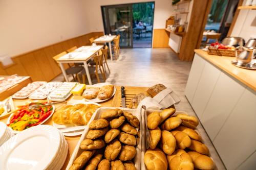einen Tisch mit viel Brot und Gebäck in der Unterkunft Aparthotel Faust in Děčín