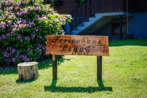 a sign in the grass with the words backyard favors at Ferienhaus Peggy mit Klimaanlage in den Bergen in Walkenried