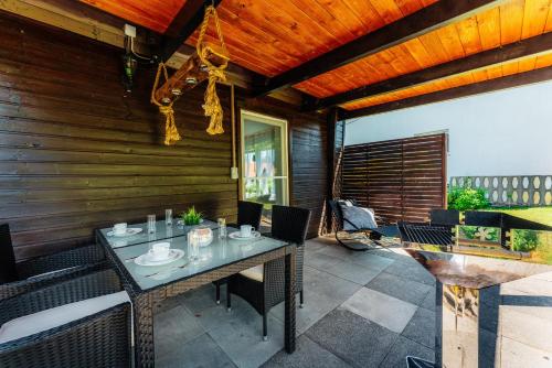 a dining room with a table and chairs on a patio at Ferienhaus Peggy mit Klimaanlage in den Bergen in Walkenried