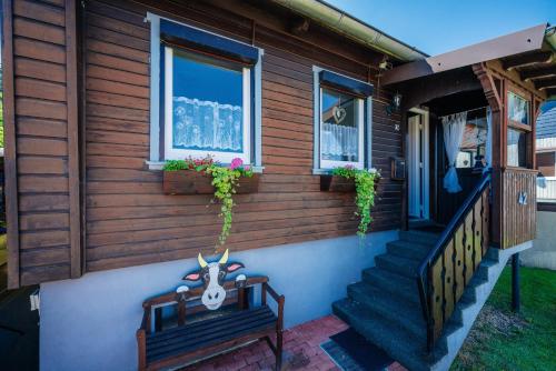 a house with a bench on the side of it at Ferienhaus Peggy mit Klimaanlage in den Bergen in Walkenried