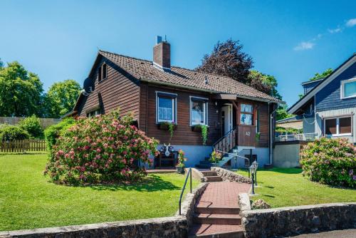 a house with a brick walkway in front of it at Ferienhaus Peggy mit Klimaanlage in den Bergen in Walkenried