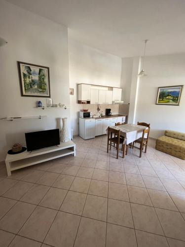Apartments and Rooms Markovskiにあるテレビまたはエンターテインメントセンター
