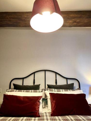 a bedroom with a bed with red and white pillows at Piccola dimora accogliente e molto panoramica in Tagliacozzo