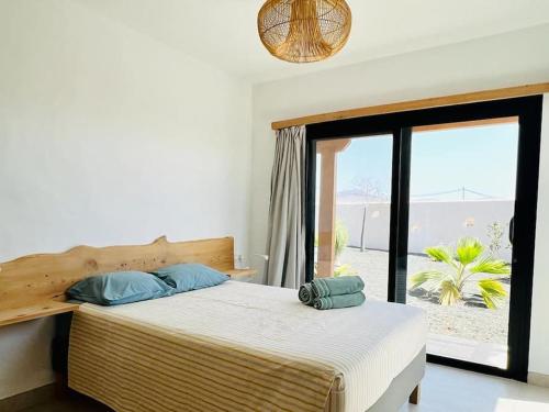 a bedroom with a bed with a view of the beach at Villa Lavayarena in La Oliva