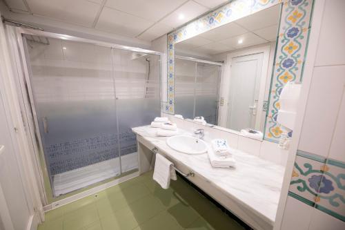 uma casa de banho com um lavatório, um chuveiro e um espelho. em Destinos de Sol La Minería Roquetas de Mar em Roquetas de Mar