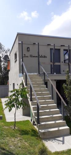 ein Gebäude mit einer Treppe vor einem Gebäude in der Unterkunft Ferienwohnanlage Zur Himmelsleiter in Tirschenreuth