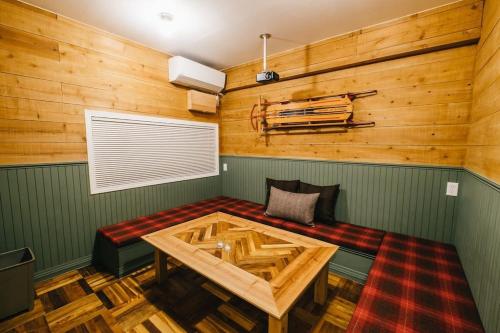 a room with a bench with a wooden table at THE BEDFORD LODGE in Izumi-Sano