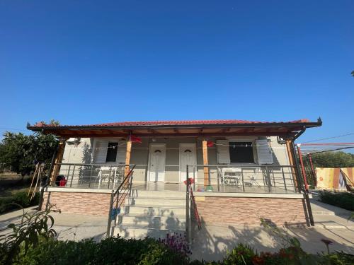 een huis met een veranda met een dak bij Cathrin’s villas and apartments in Zverneci