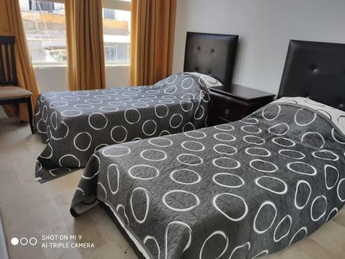 um quarto com duas camas com capas em Appart ensoleillé prés du port! em Casablanca