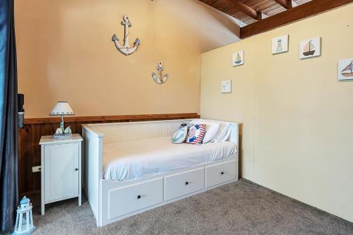 Ένα ή περισσότερα κρεβάτια σε δωμάτιο στο VIVID - Lake Macquarie Cosy House, heated pool, ev station, fireplace 1 hour from Sydney