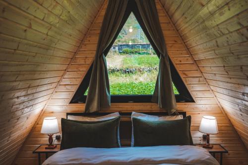 - une chambre avec une grande fenêtre dans une cabane dans les arbres dans l'établissement Lonely Mountain, à Kazbegi