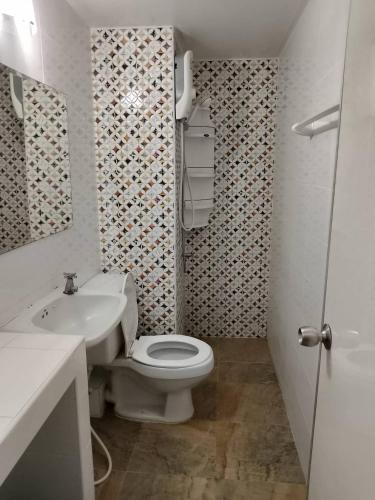 a bathroom with a white toilet and a sink at ป็อปปูล่าคอนโด เมืองทองธานี ใกล้ Impact 酒店 公寓 in Thung Si Kan
